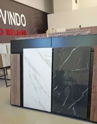 Amostras de porcelanato marmorizado branco e preto expostas na loja