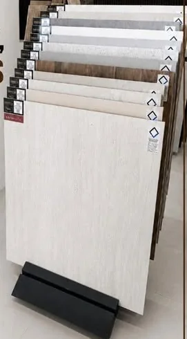 Expositor da loja com amostras de porcelanato em tamanho real