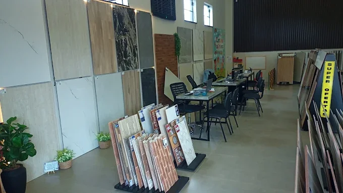Parede da loja com placas de porcelanato e mesa de atendimento