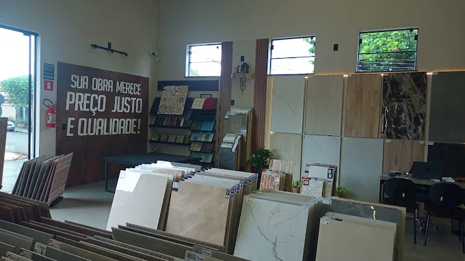 Salão da loja com o letreiro Sua obra merece preço justo e qualidade