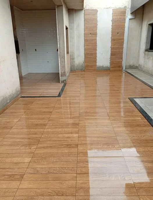 Área descoberta com piso em réguas amadeiradas e faixa de granito.